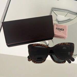 Fendi cat eye sunglasses. Will report any one who try to do spam in my comments!